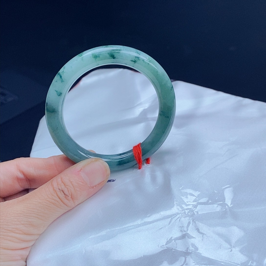 翡翠手镯未镶嵌翡翠