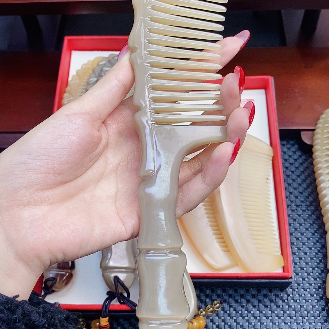 纯手工制作纯牛角梳子