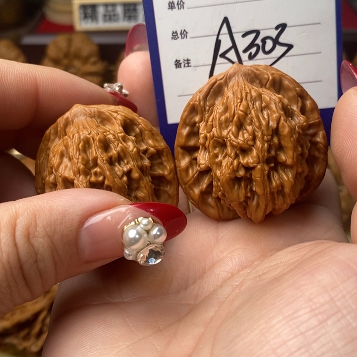 Z***，桃核把件粗筋虎不虎