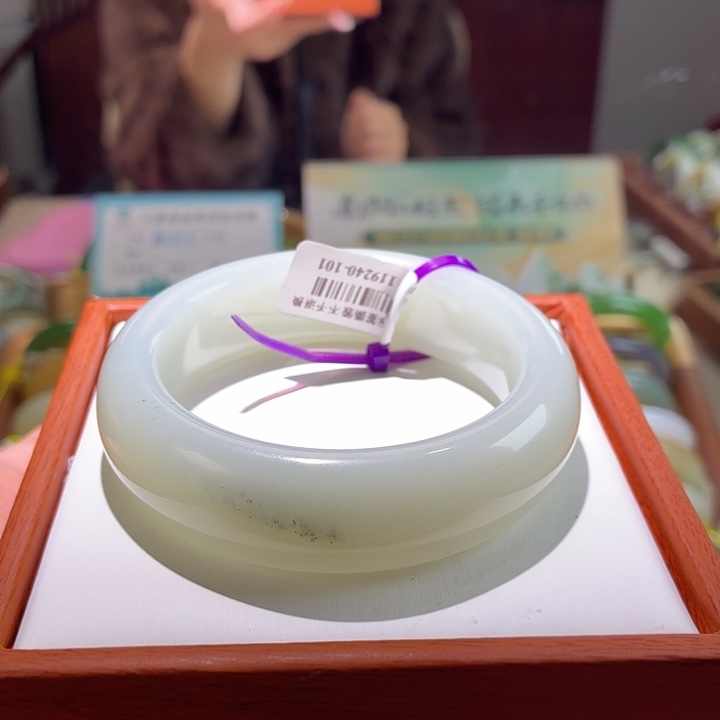 和田玉未镶嵌手镯15。  56