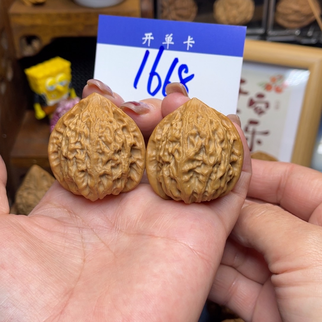 桃核把件金牛37李。   
