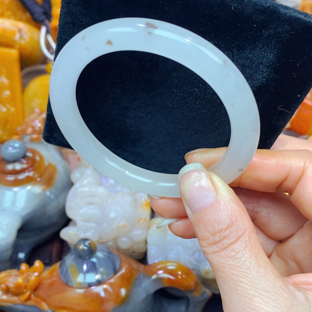 未镶嵌石英质玉（黄龙玉）颈饰