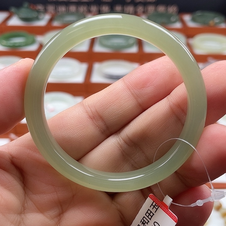 和田玉手镯未镶嵌果冻肉茶青绿