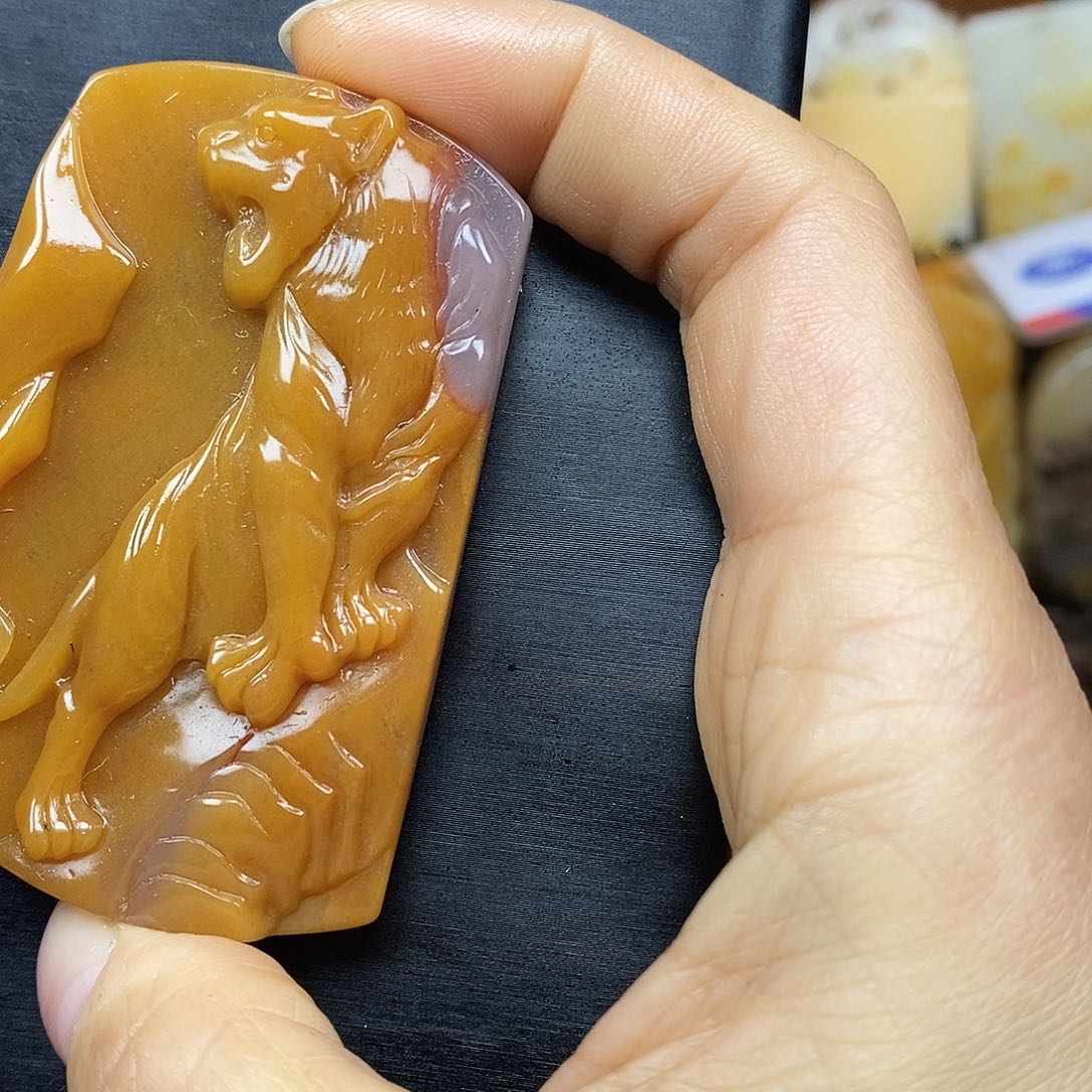 石英质玉（黄龙玉）颈饰未镶嵌