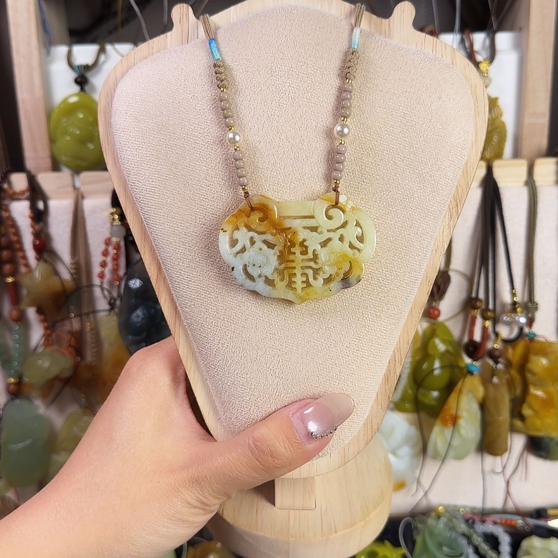 蛇纹石玉未镶嵌颈饰