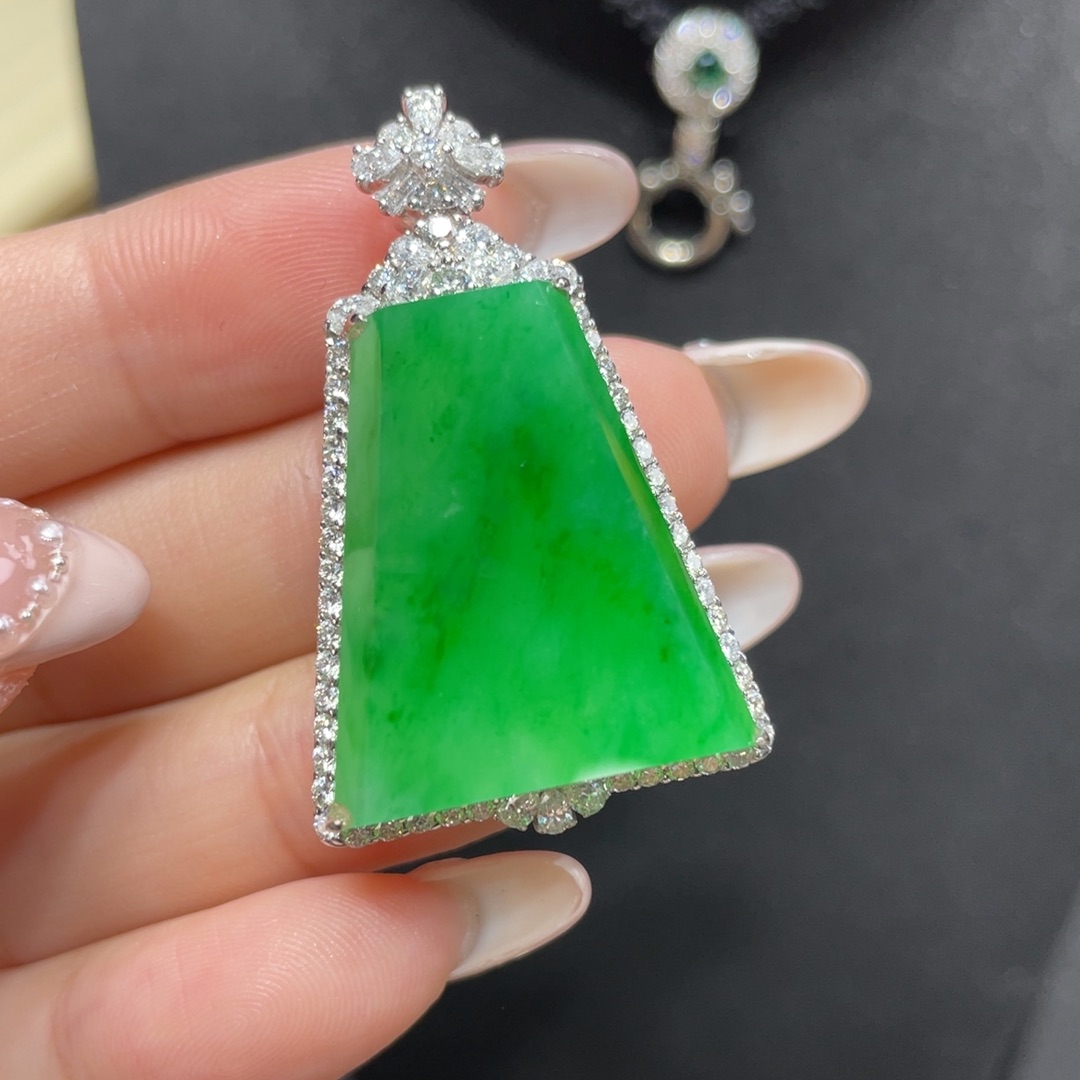 翡翠颈饰18K金镶嵌天然缅甸翡翠a货