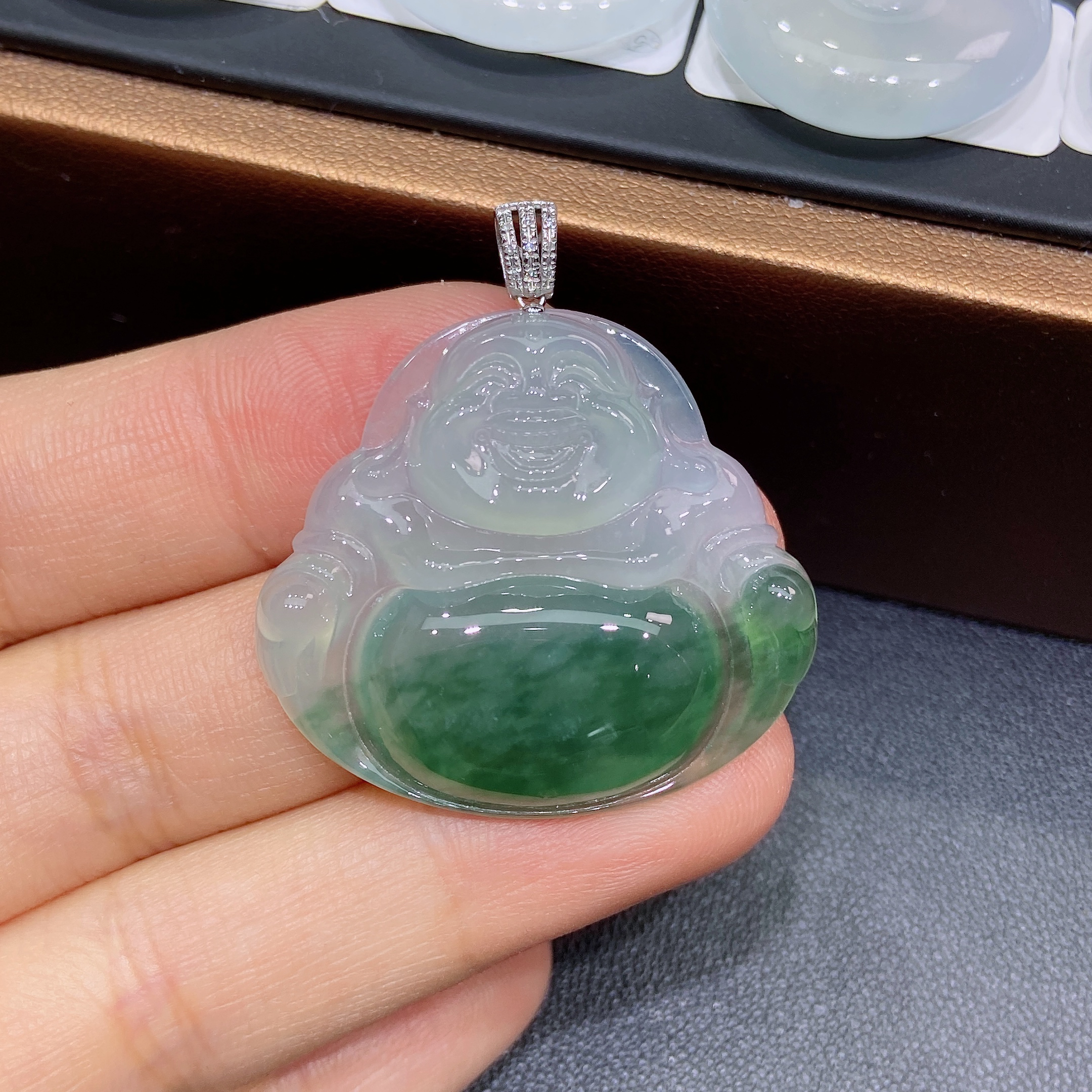 天然缅甸A货翡翠冰种18K金扣飘花饱满佛公吊坠H女士时尚气质