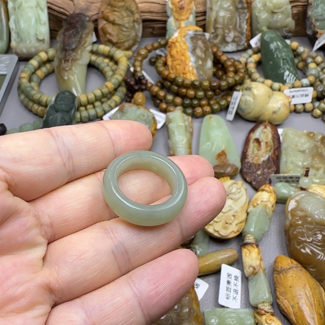 岫岩老玉（透闪石质玉）未镶嵌珠宝奇石