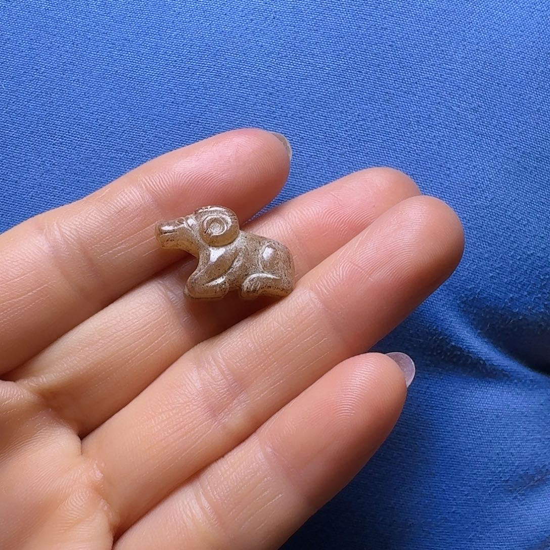 无***，和田玉（糖玉）未镶嵌颈饰