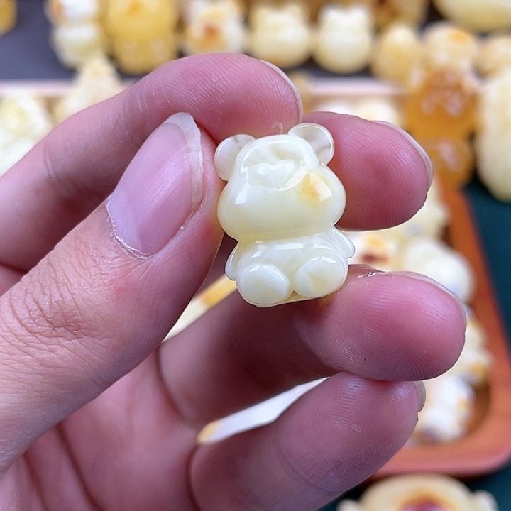 琥珀裸石未镶嵌?**?蜜蜡