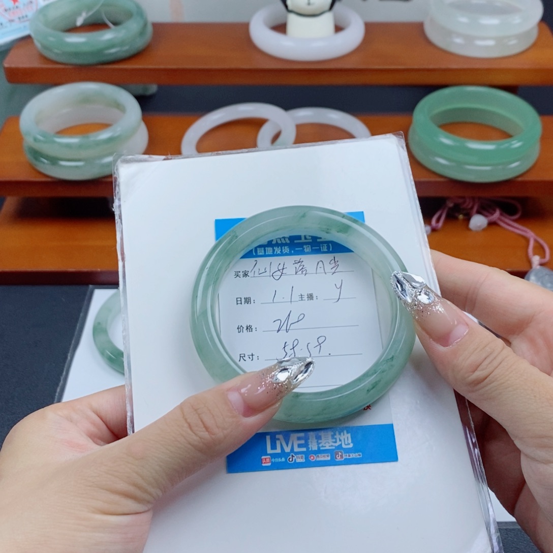 仙***尘石英质玉未镶嵌手镯