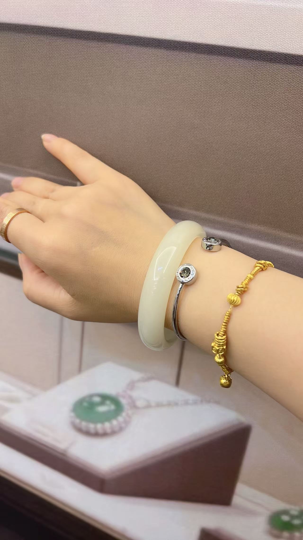 新疆天然和田玉蜜蜂水晴水手镯带国检证书1