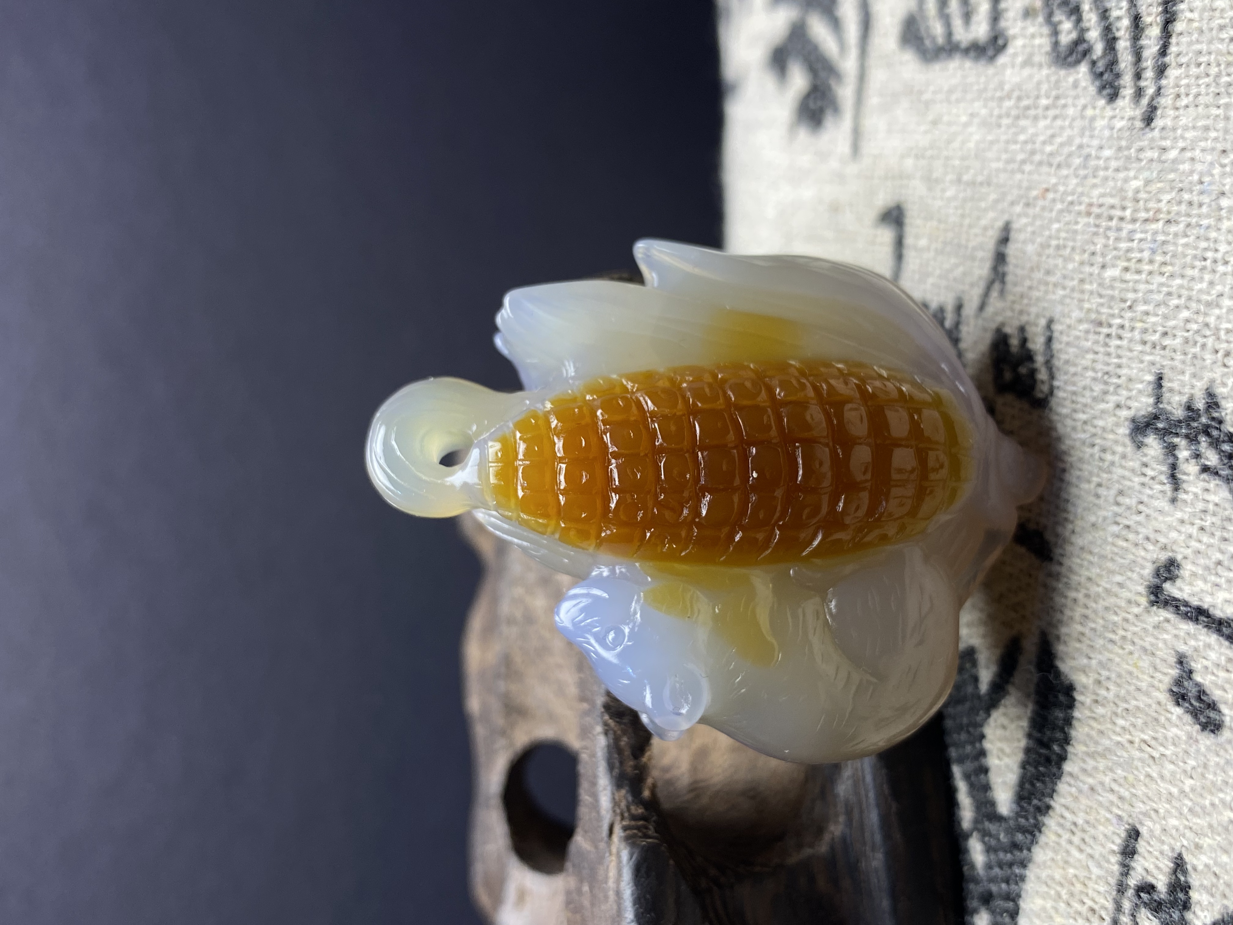 天然玛瑙手雕老鼠玉米挂件玛瑙雕刻件