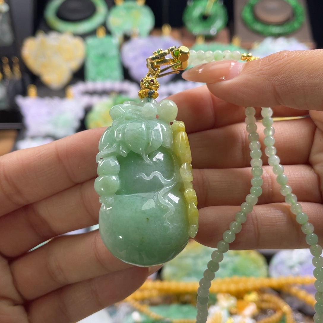 翡翠未镶嵌颈饰待编织