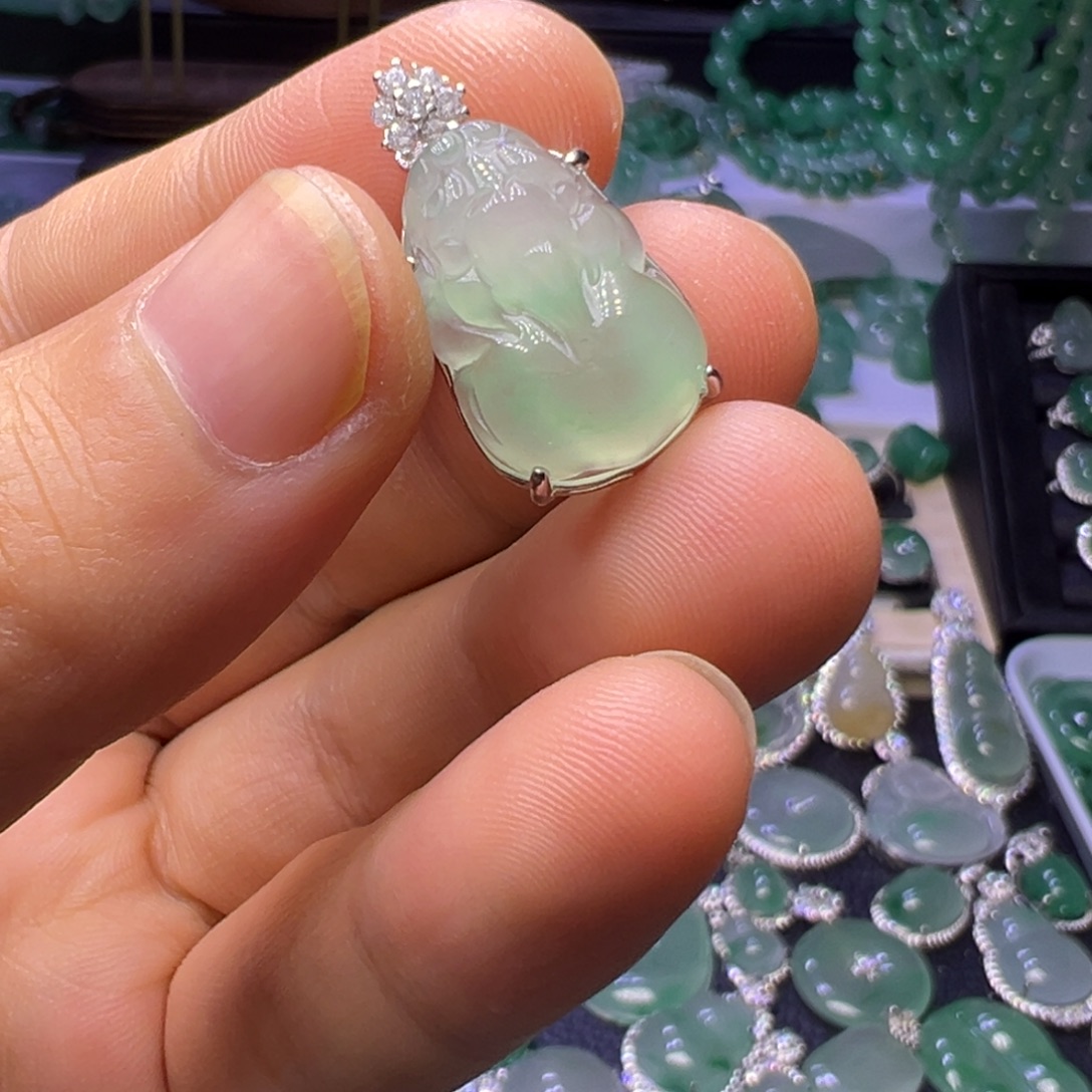 石英质玉（非洲翠）未镶嵌颈饰