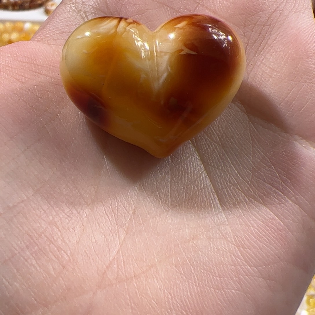 琥珀未镶嵌珠宝奇石沁色爱心