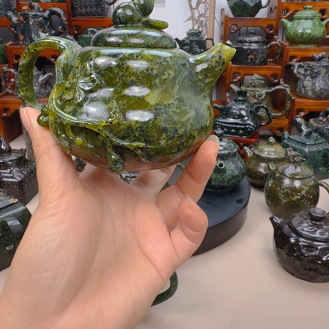 探***士蛇纹石玉未镶嵌摆件