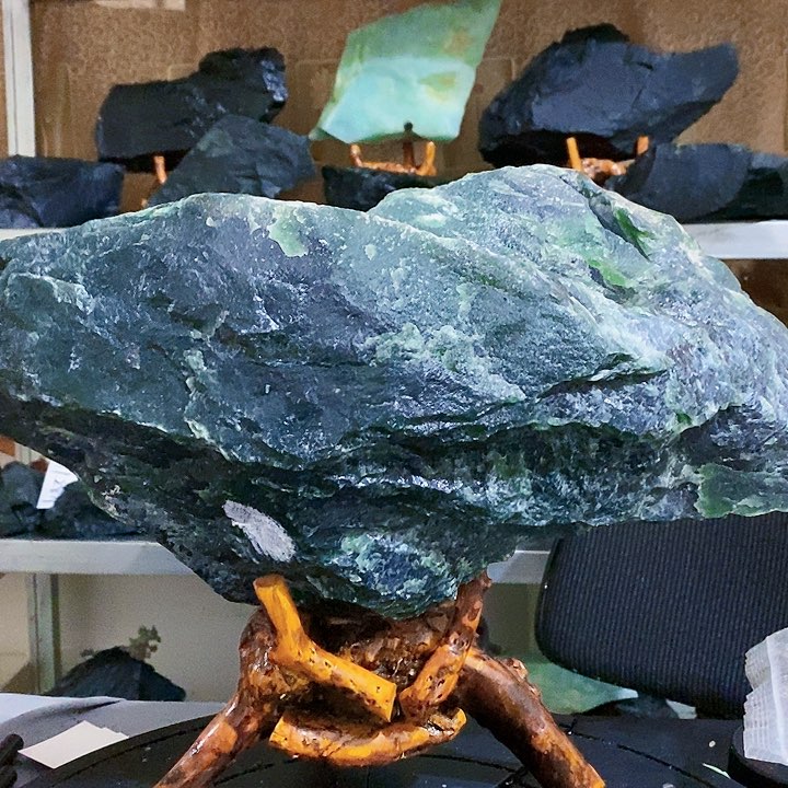 蛇纹石玉原石未镶嵌义***人