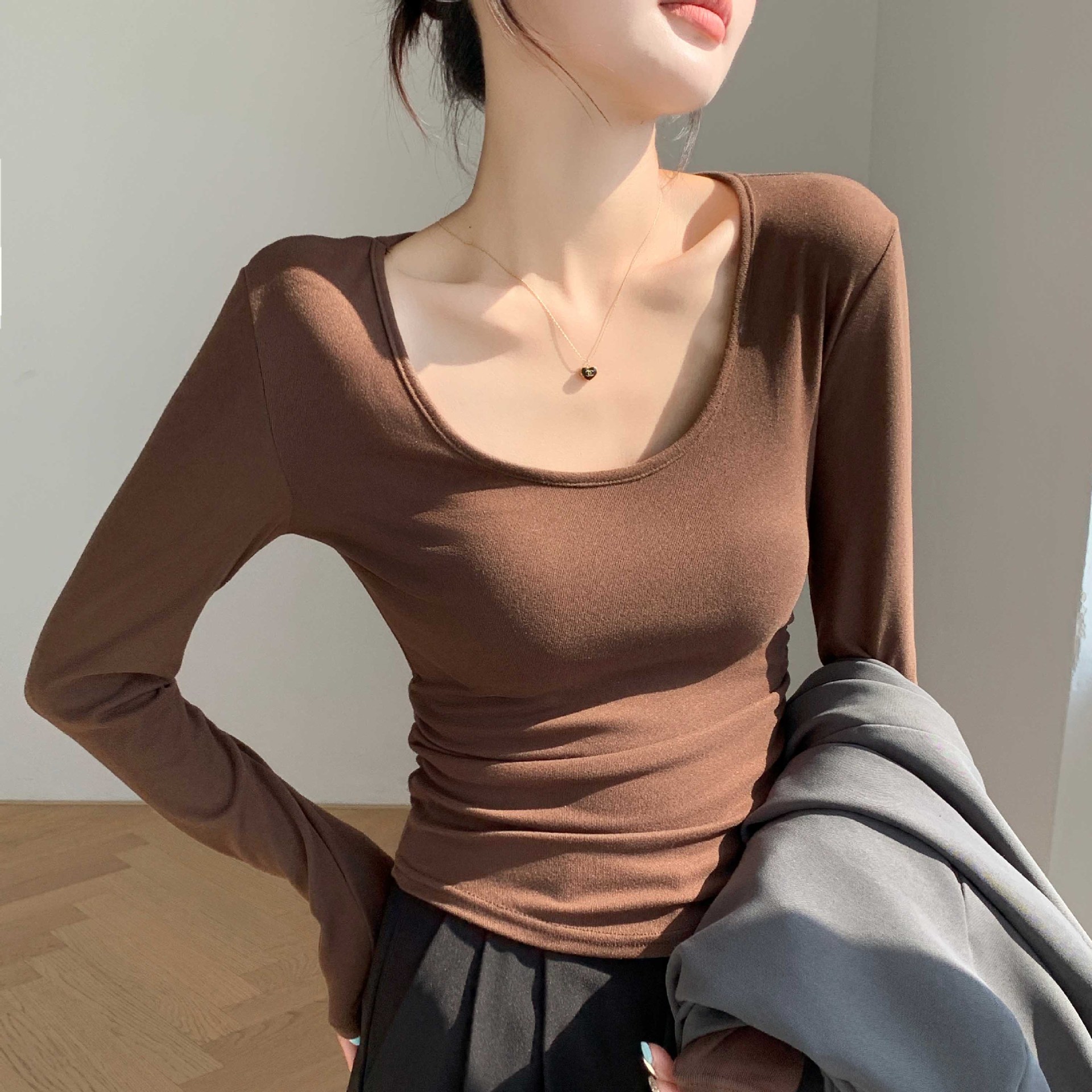 【US】大U领椰绒磨毛打底衫纯色内搭t桖长袖收腰修身遮肉褶皱上衣