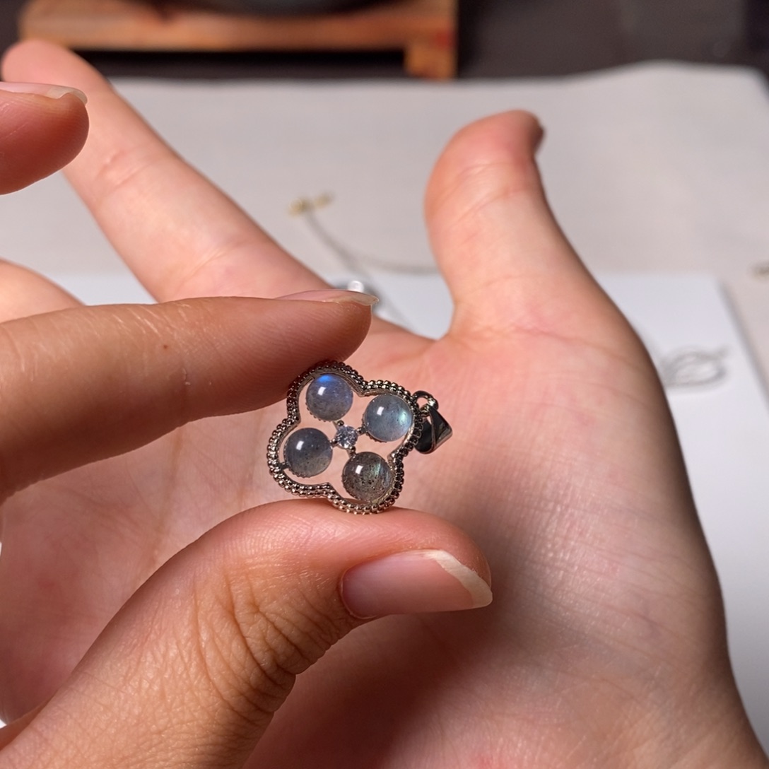 E*i项链灰月光 四叶草