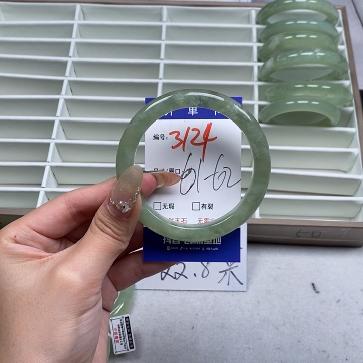 蛇纹石玉手镯未镶嵌