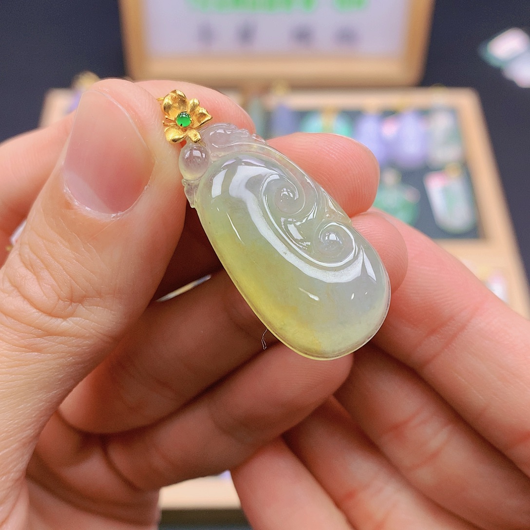 翡翠18K金镶嵌颈饰翡翠