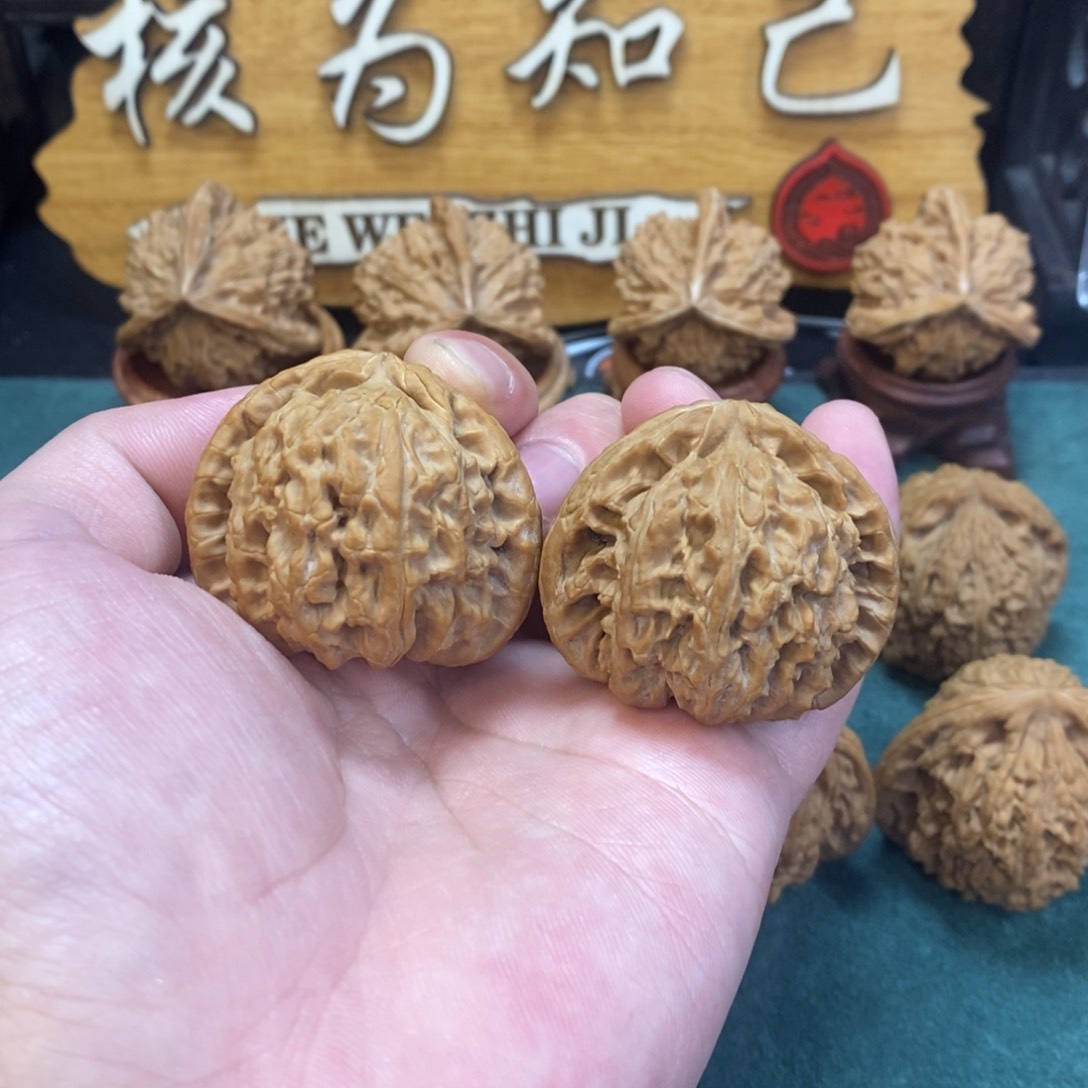 文玩核桃把件三角白40全品