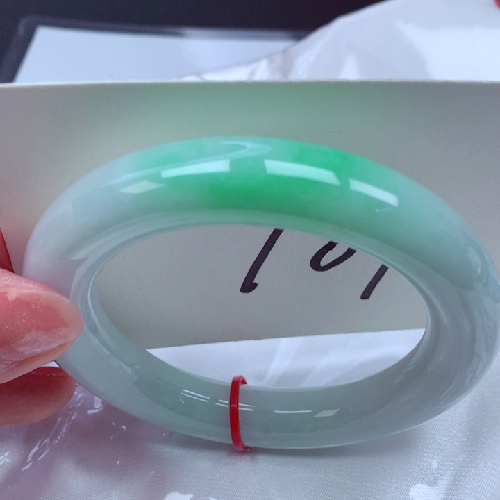 翡翠手镯未镶嵌翡翠