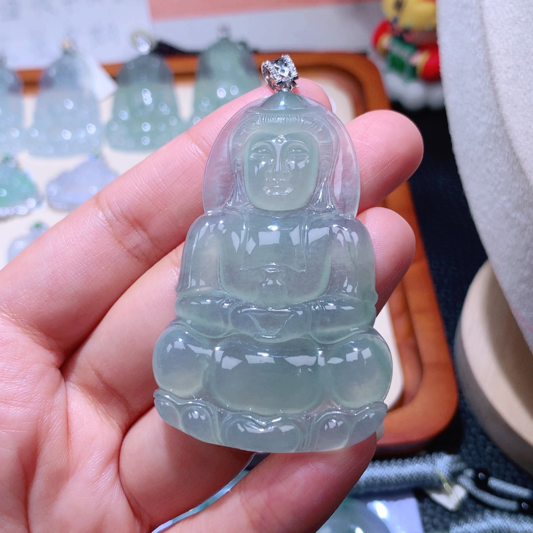 颈饰18K金镶嵌翡翠观音