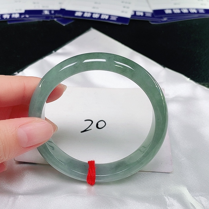 翡翠手镯未镶嵌翡翠手镯未镶嵌