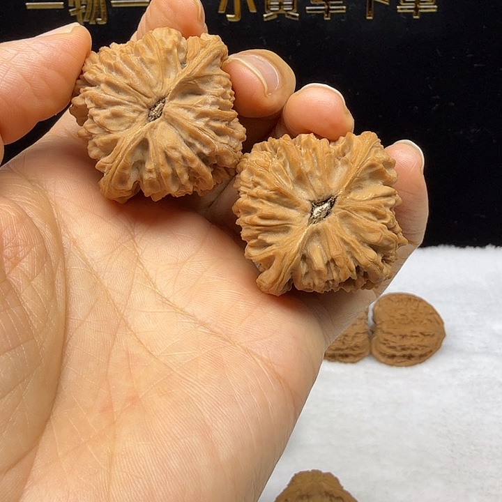 ****亮桃核把件全品南疆石文玩核桃