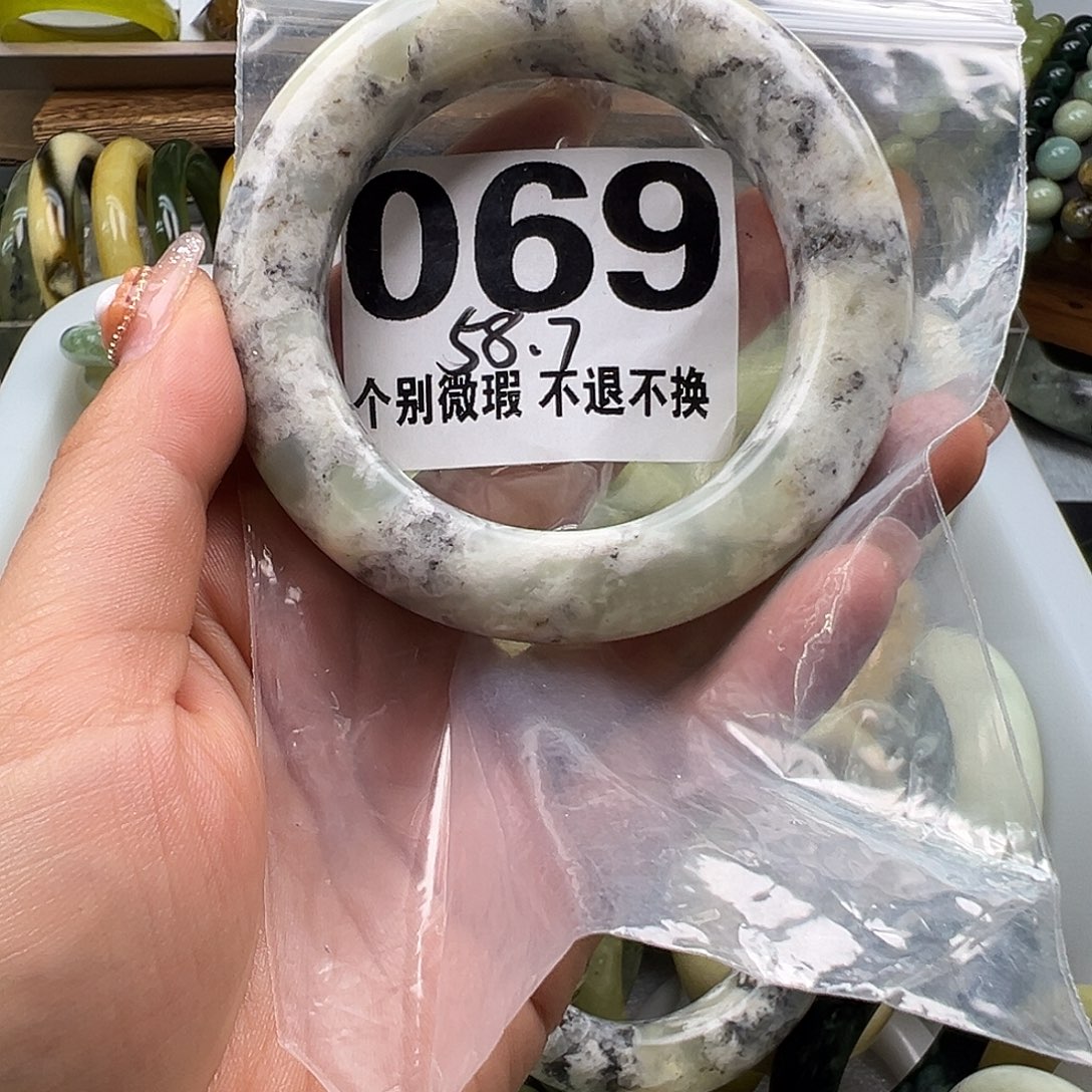 多***)蛇纹石玉未镶嵌手镯69
