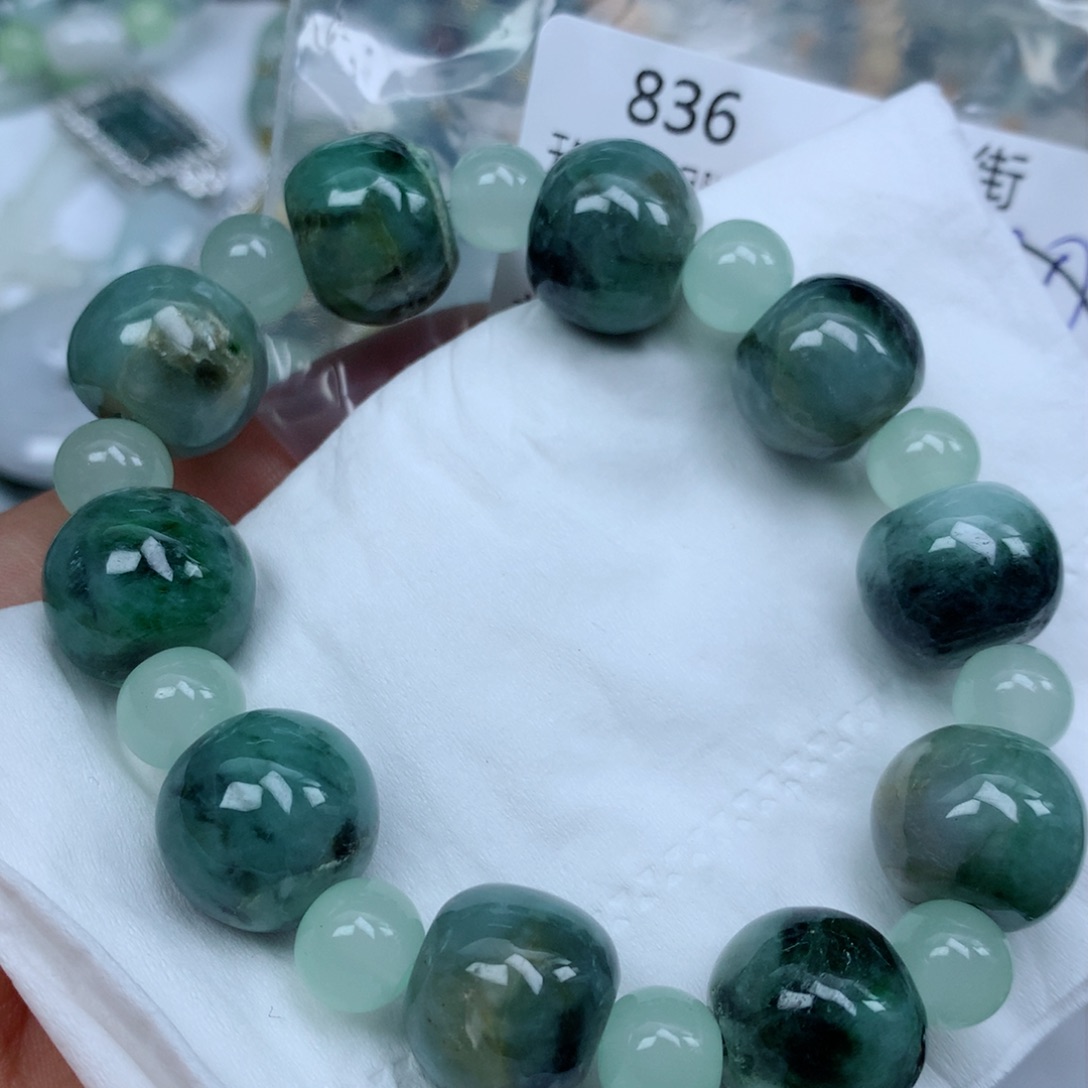 翡翠颈饰未镶嵌手串