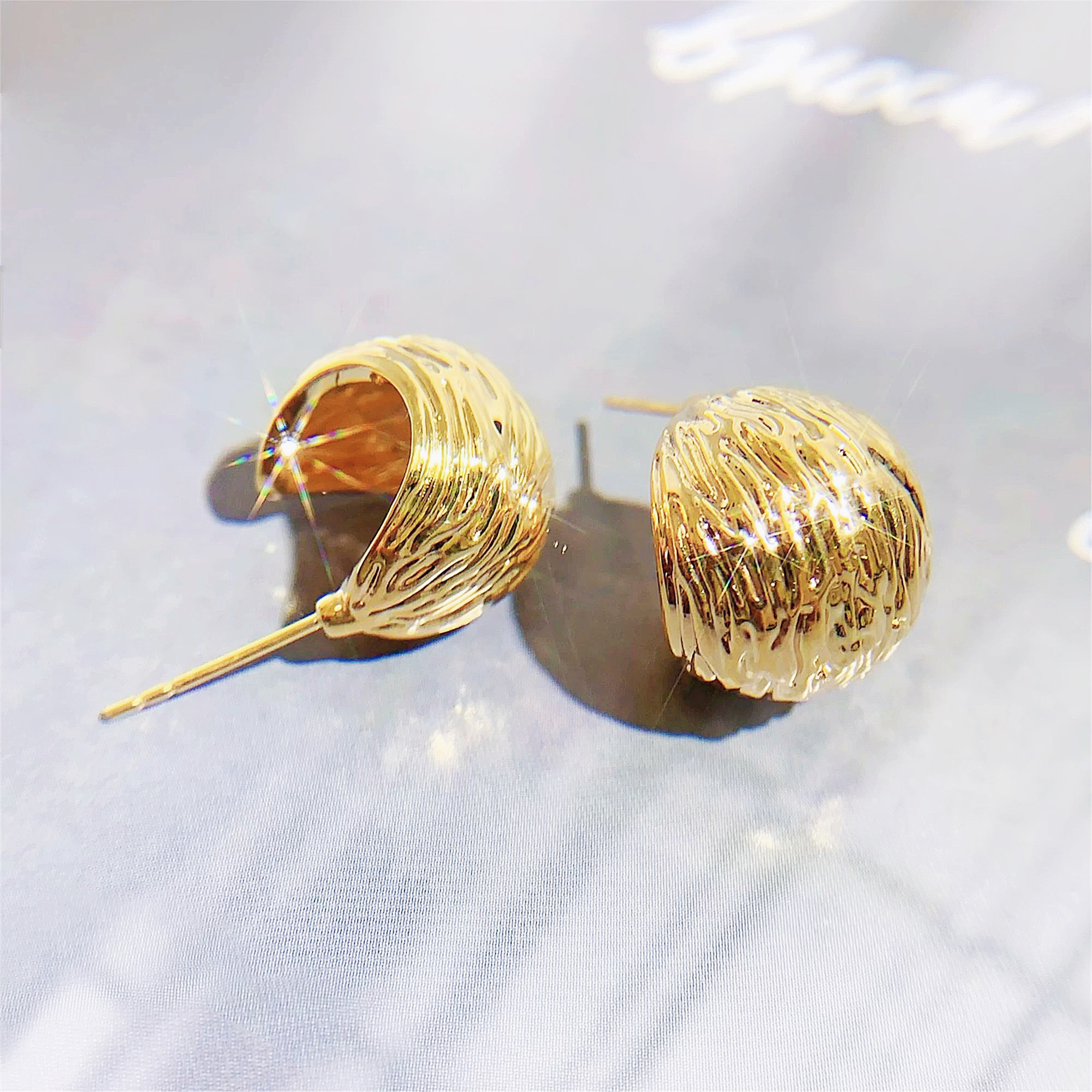 OUMU/欧慕18K金燕窝锤纹褶皱耳钉松果ins风美拉德轻奢气质法耳环