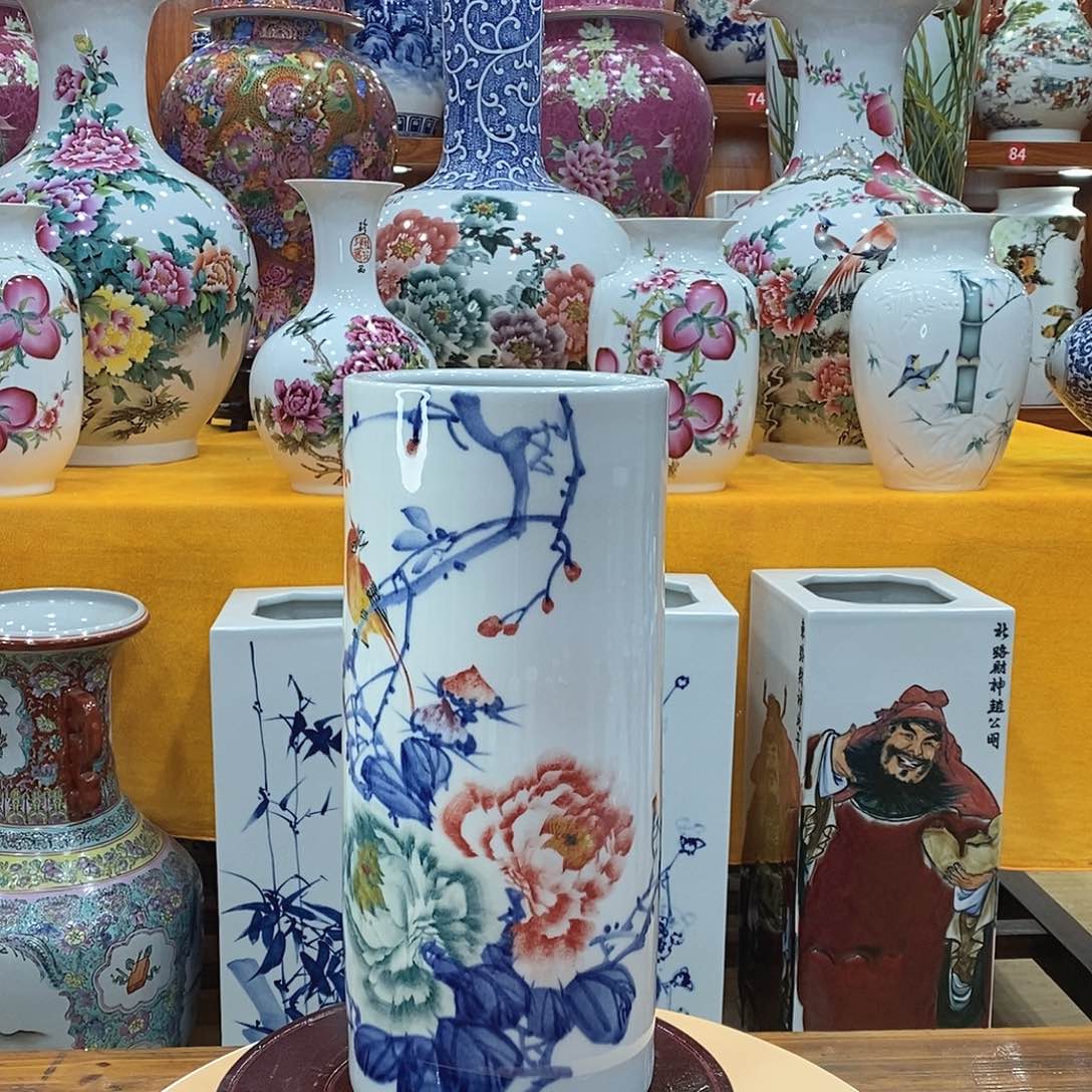 摆件走**路景德镇陶瓷笔筒