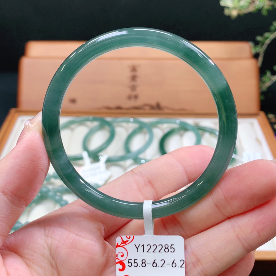 翡翠手镯未镶嵌天然