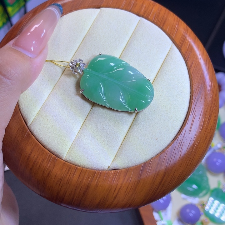 颈饰18K金镶嵌翡翠天然