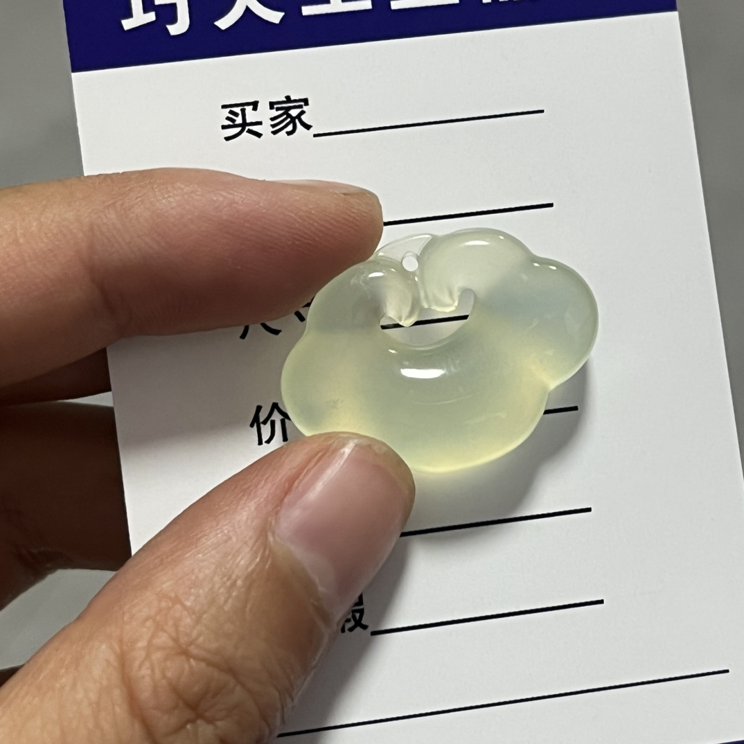 天然岫玉祥云锁吊坠