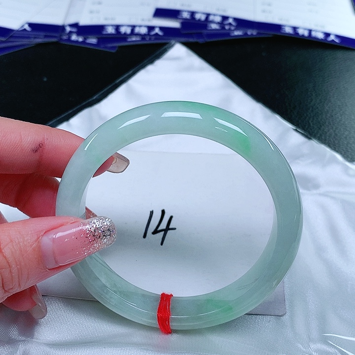 翡翠手镯未镶嵌翡翠手镯未镶嵌