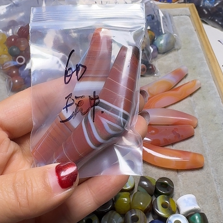 琉璃非金属颈饰一件