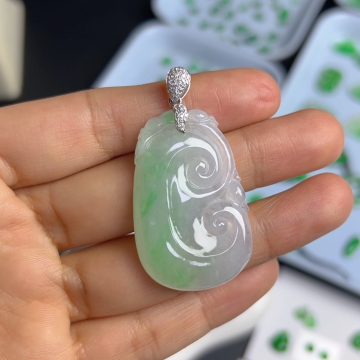 翡翠吊坠(不含链)18K金镶嵌如意