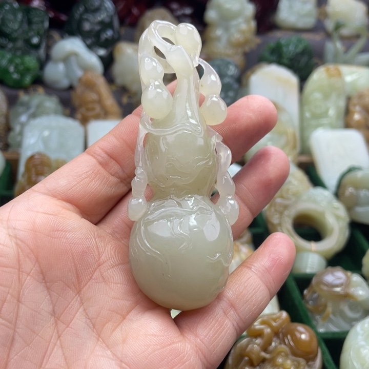 明***月和田玉（糖玉）未镶嵌颈饰