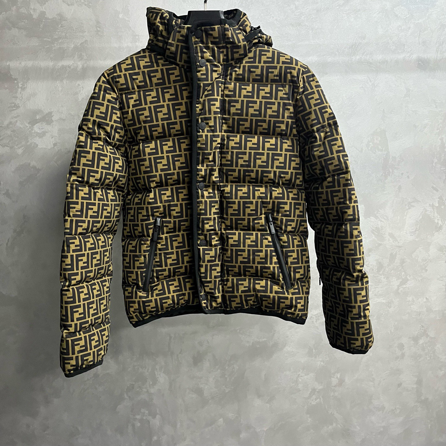 fendi卡其色Logo满印长袖棉服/46