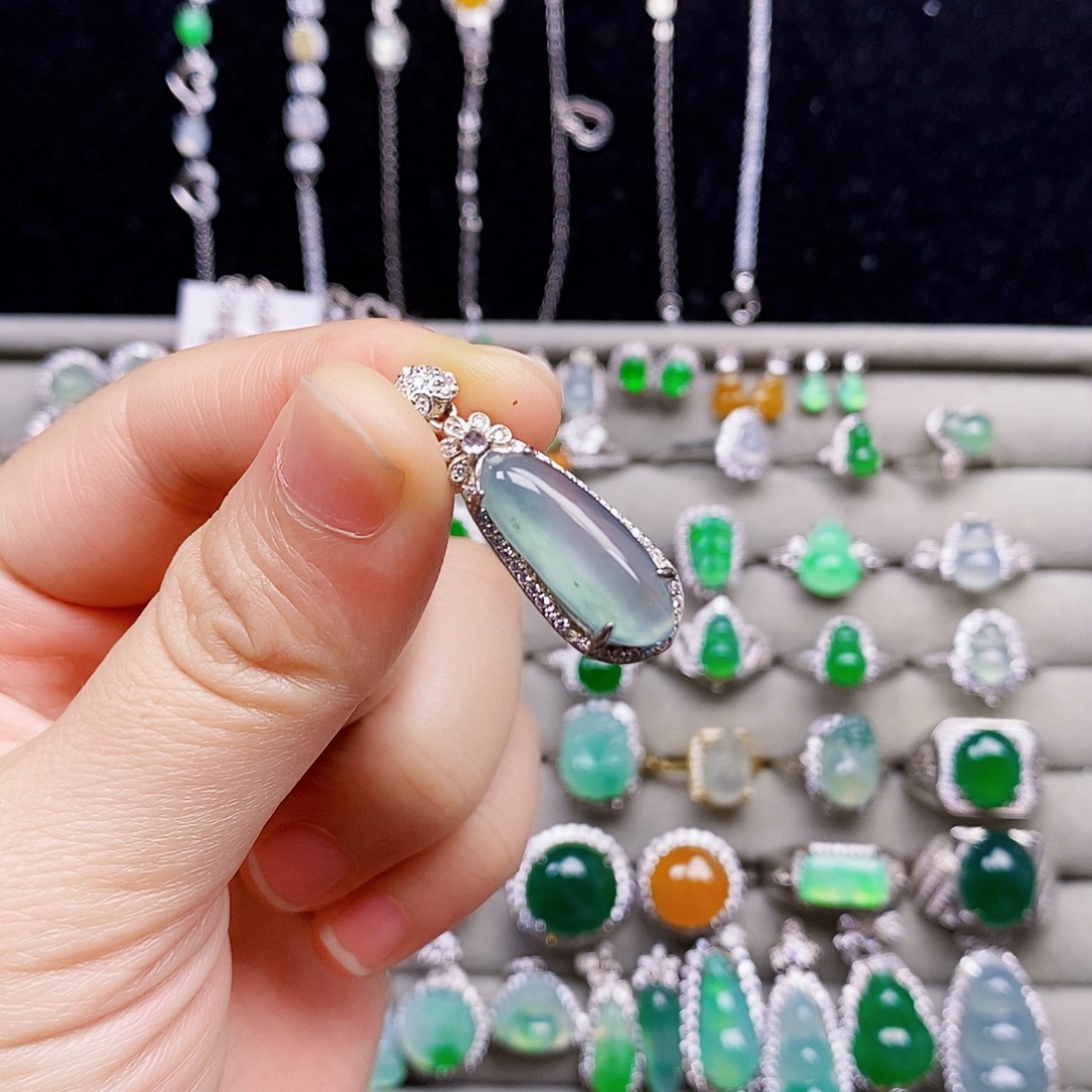 翡翠银S925镶嵌颈饰福瓜