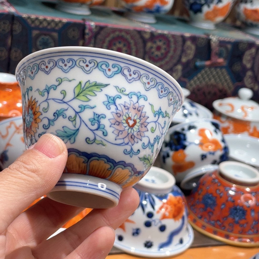 杯瑕疵斗彩缠枝杯