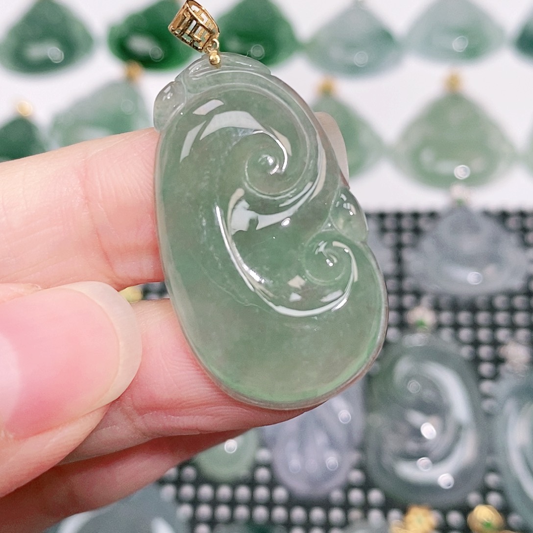 翡翠18K金镶嵌颈饰