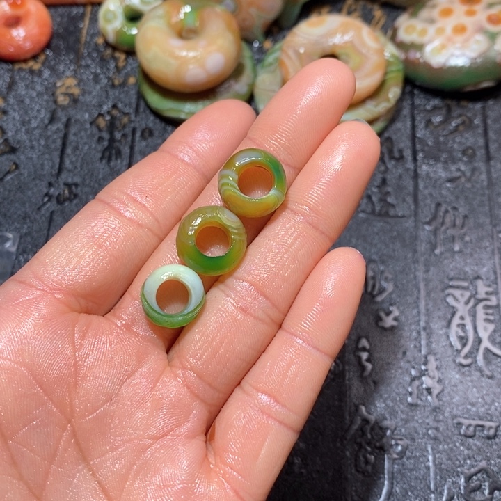 石英质玉颈饰未镶嵌小*五