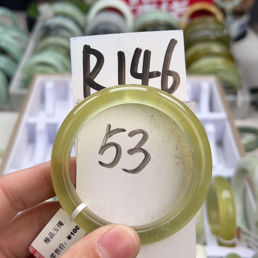 岫玉手镯未镶嵌天然岫玉微瑕，可以正常佩戴