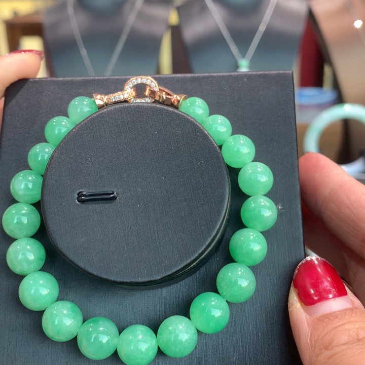 翡翠手镯未镶嵌满绿色翡翠