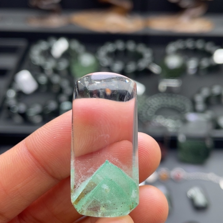 水晶未镶嵌颈饰翠幽灵金字塔定制